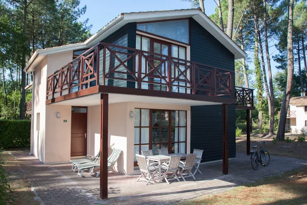 Nova casa de madeira para venda ou aluguel — Fotografia de Stock