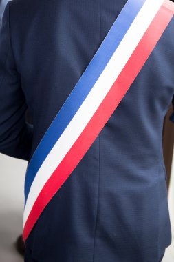 Fransız tricolour bayrak Belediye Başkanlığı kanat ile Fransız şehrin belediye başkanı