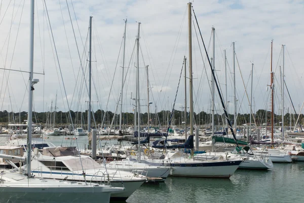 Barcos de estacionamento em um porto com belos barcos — Fotografia de Stock