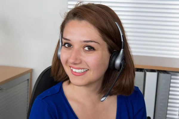 Happy Femme opérateur de soutien à la clientèle avec casque et sourire — Photo