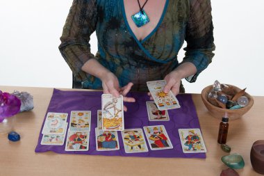 Falcı Tarot cardson mor arka plan döşeme
