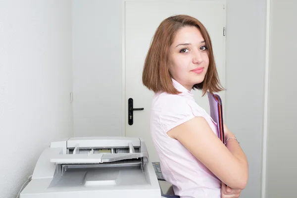 Mujer de negocios seria junto a una fotocopiadora — Foto de Stock