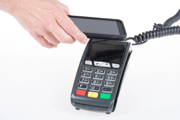 Πιστωτική κάρτα μηχάνημα με αναγνώστη κώδικα στο έξυπνο κινητό τηλέφωνο — Φωτογραφία Αρχείου
