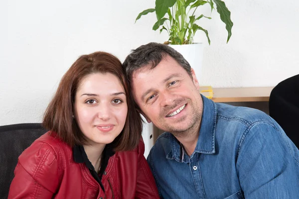 Mujer de negocios sonriente coqueteando con el hombre en la oficina — Foto de Stock