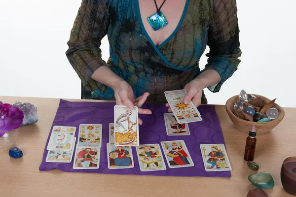 Fortuneteller Tarot cardson lila háttér megállapításáról — Stock Fotó