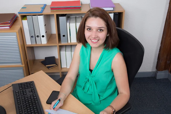 Young businesswoman sitting at desk and working. — Stock Photo, Image