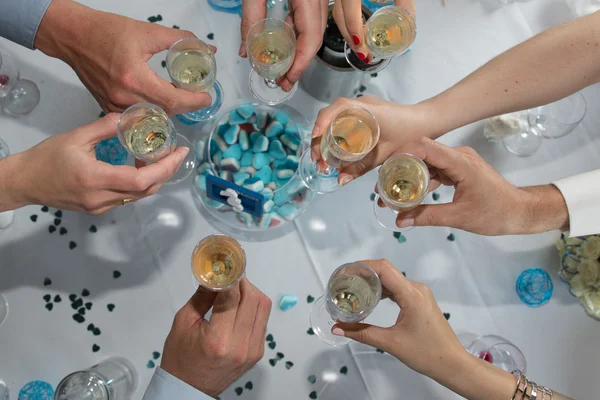 Manos de personas bebiendo champán el día de la boda o celebración —  Fotos de Stock