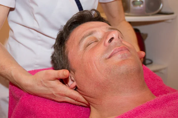 Man får ansikte och huvud massage i hotellets spa — Stockfoto