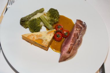 Ördek magret ile karnabahar beyaz plaka üzerinde