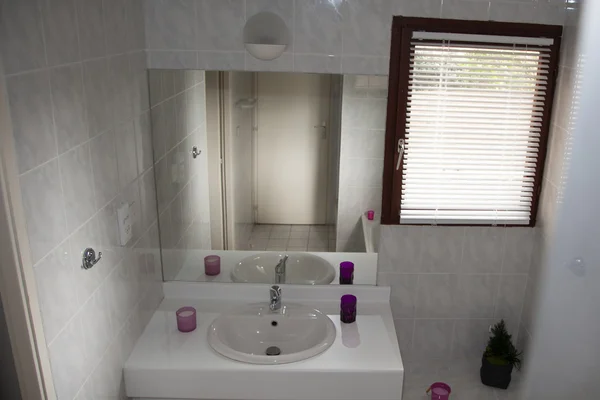 Blanco limpio moderno baño minimalista en una casa luminosa —  Fotos de Stock