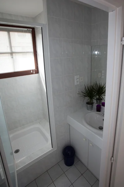Λευκό καθαρά, μοντέρνα μίνιμαλ μπάνιο σε ένα σπίτι — Φωτογραφία Αρχείου