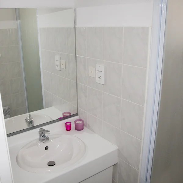 Bílé čisté minimální umyvadlo v koupelně — Stock fotografie