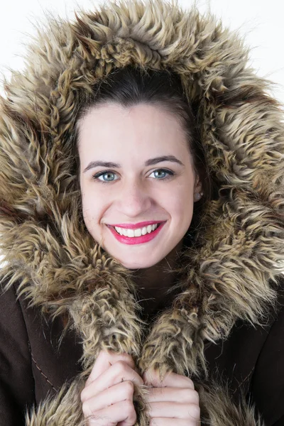 Atractiva mujer joven con abrigo de piel caliente en invierno . — Foto de Stock