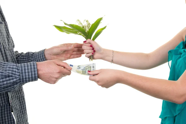 Vrouw verkopen bloemen aan een man, hij geeft haar geld — Stockfoto
