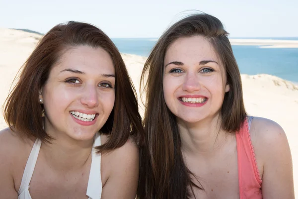Two teenage girls enjoying beach together — Stock Photo, Image