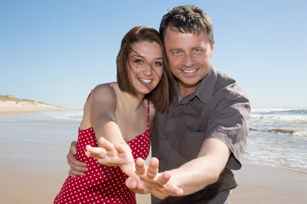 Romantický pár v lásce na pláži flirtování — Stock fotografie