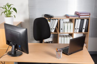 Modern ofis iç boş, ceset masasında