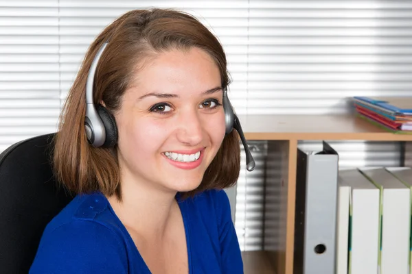 Femme opérateur de soutien à la clientèle avec casque et sourire — Photo