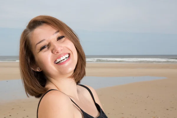 Világos képet boldog mosolygó nő a tengerparton. — Stock Fotó