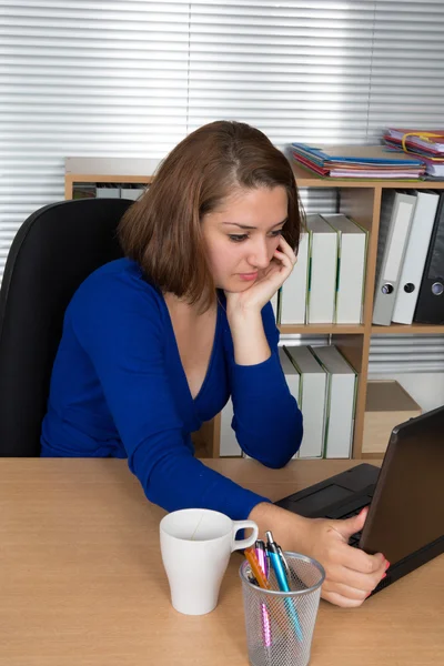 Mulher de negócios sonhando enquanto trabalhava no computador — Fotografia de Stock