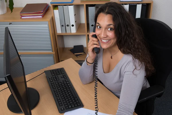 Femme d'affaires prenant un appel téléphonique au bureau — Photo