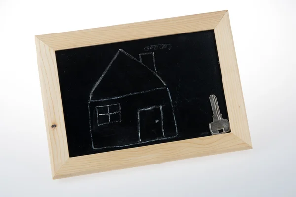 Diagonale Skizze von Haus und Schlüssel an der Tafel — Stockfoto