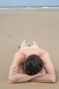 Doğacılar adam plajında masmavi gökyüzü altında yatan