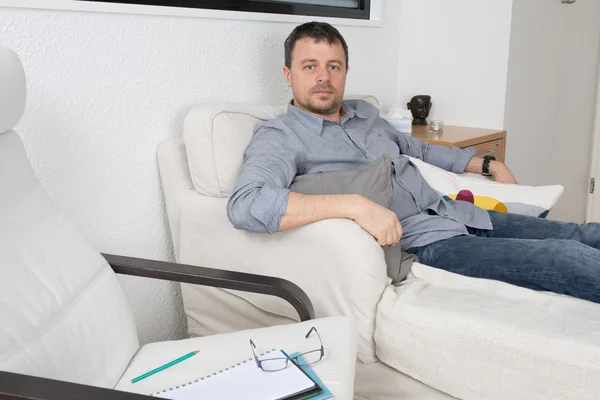 Hombre en psicoanálisis en una sala de terapeutas — Foto de Stock