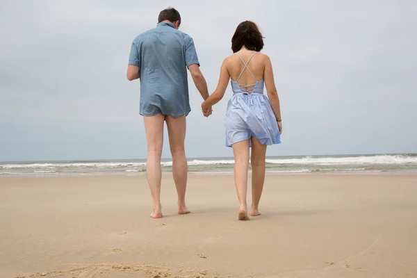 Romantische midden leeftijd verliefde paar wandelen op het strand. — Stockfoto