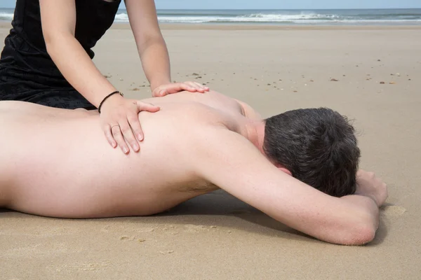 Fille mettre de la crème solaire sur le dos de son petit ami — Photo