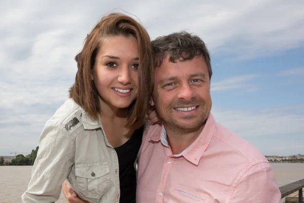 Portret van glimlachen paar in de buurt van de rivier op vakantie-toerisme — Stockfoto