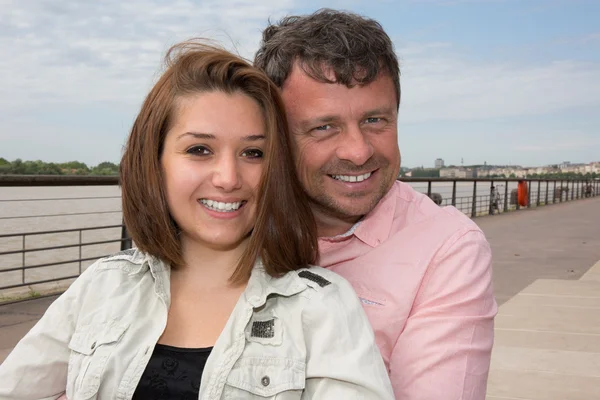 Portret van glimlachen paar in de buurt van de rivier op vakantie-toerisme — Stockfoto