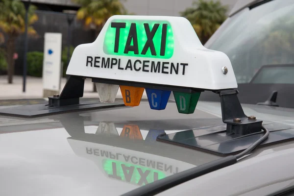 Grön taxi skylt i Frankrike på bilen — Stockfoto