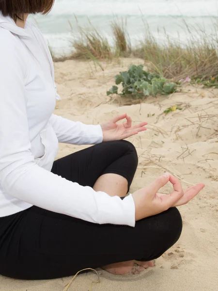 Žena, meditovat na pláži sedí na léto — Stock fotografie