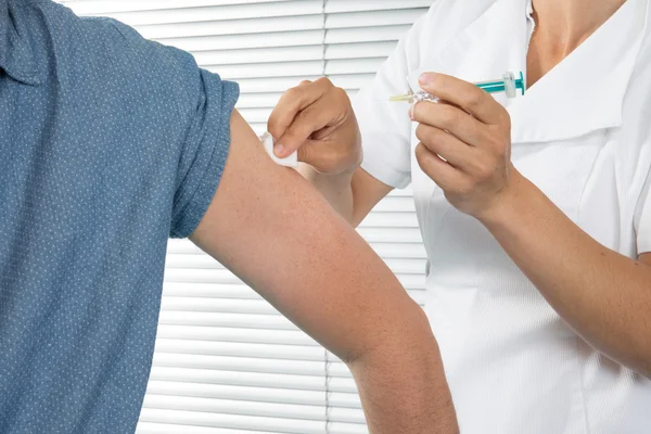 Man får en injektion med en spruta på klinik — Stockfoto
