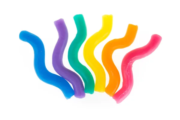 Пластицин, разноцветная полоска, сделанная вручную. Изолированный на белом фоне — стоковое фото
