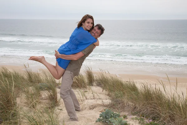 Lyckligt par ha kul tillsammans på stranden gratis — Stockfoto