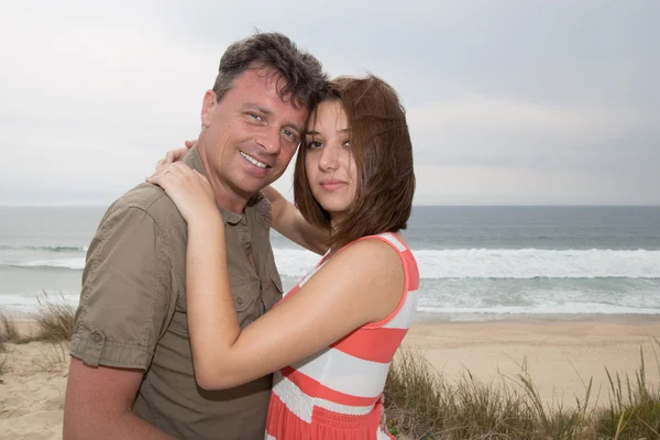 Alegre casal de pé juntos no amor segurando em torno de cada outros . — Fotografia de Stock