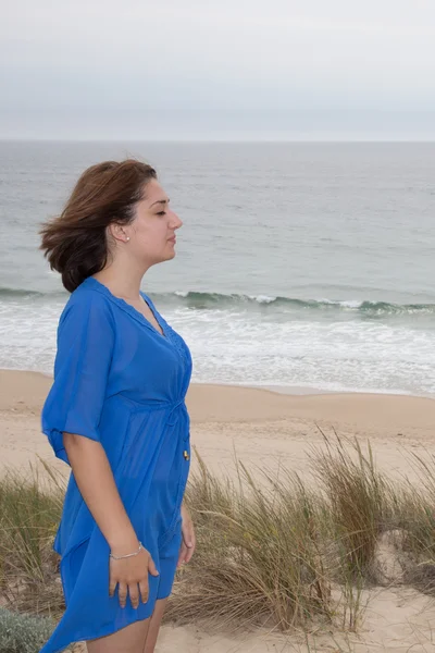 Dívka se těší vítr, dýchá čerstvý vzduch na pláži, cítí zdarma — Stock fotografie