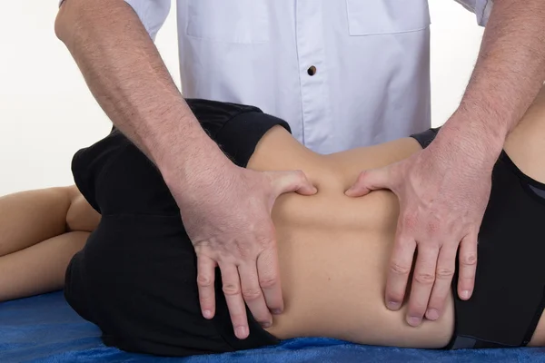 Fizjoterapeuta robi masaż pleców w gabinecie medycznym — Zdjęcie stockowe