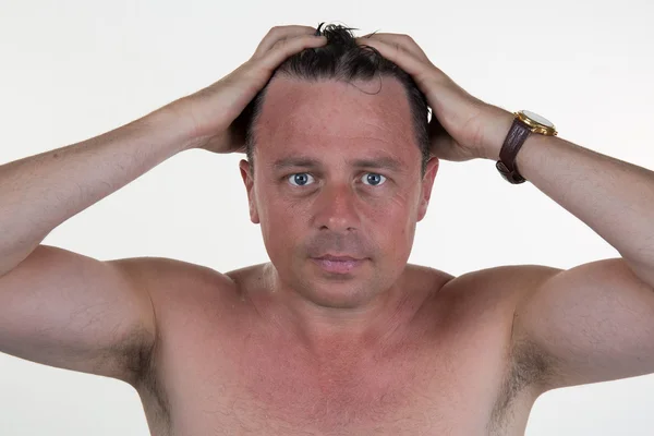 Retrato de um homem penteando o cabelo com as mãos — Fotografia de Stock