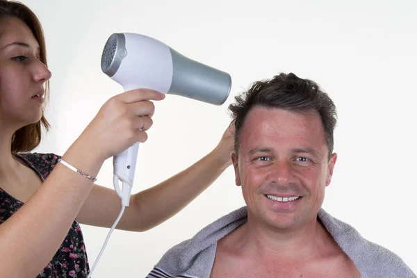 Secar, peinar el cabello de los hombres en un salón de belleza —  Fotos de Stock