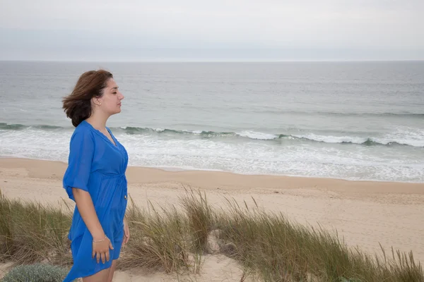 Mulher confiante desfrutando do vento, respirando ar fresco na praia — Fotografia de Stock