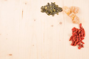 Goji meyveleri, tohum, kahve, zencefil, ahşap Tablo kopya alanı ile