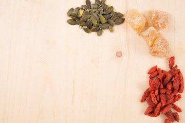 Goji meyveleri, tohum, kahve, zencefil, ahşap Tablo kopya alanı ile