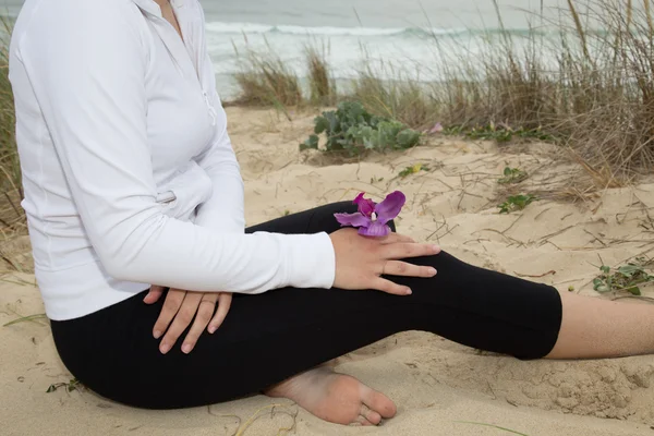 Portrait of young woman practicing yoga in summer environment — Stock Photo, Image