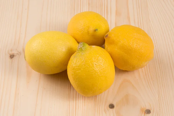 Mercato biologico fresco: quattro limoni su un tavolo di legno — Foto Stock