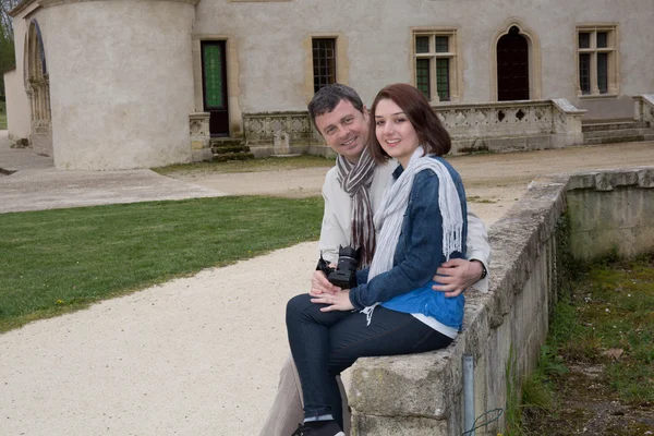 Gelukkige paar in de stad en genieten van reizen — Stockfoto