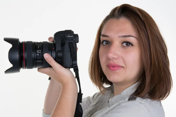 Mulher tira imagens segurando câmera fotográfica, isolado em um branco — Fotografia de Stock