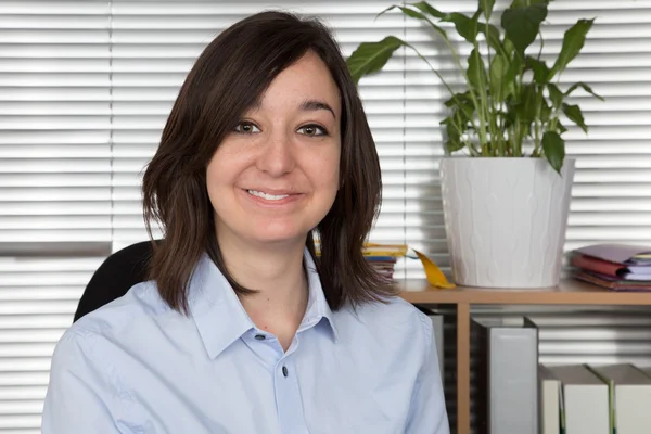 Casual mulher de negócios olhando feliz e sorridente — Fotografia de Stock